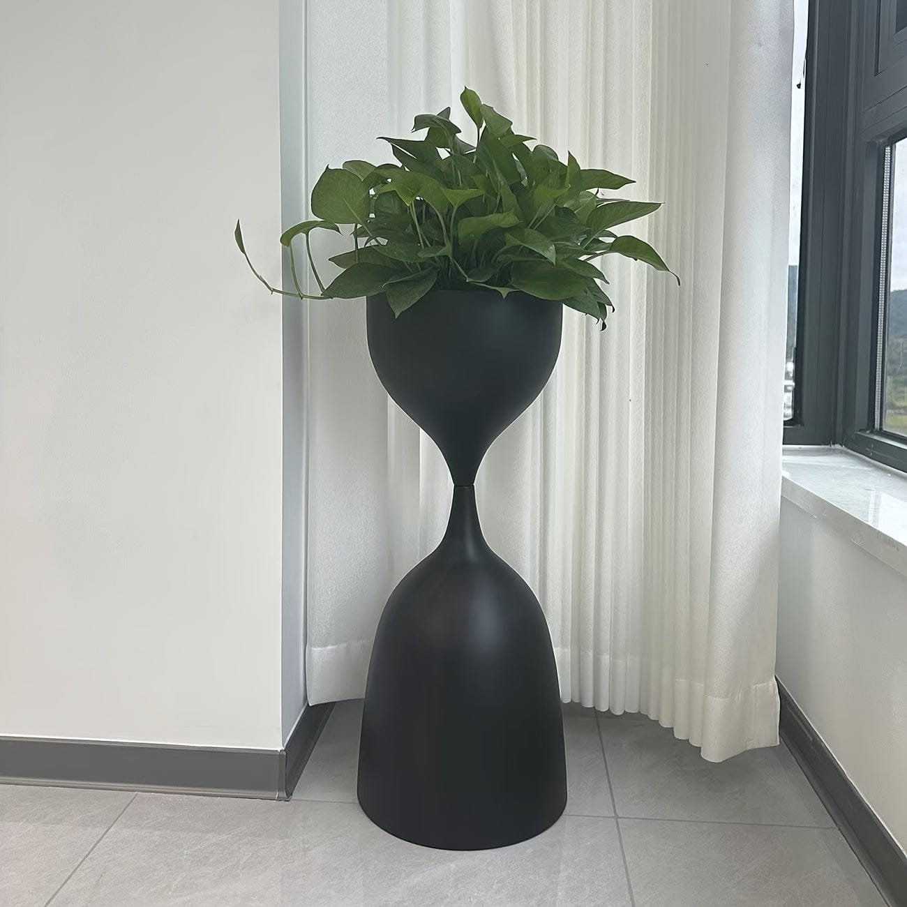 cache-pot sur pied noir design