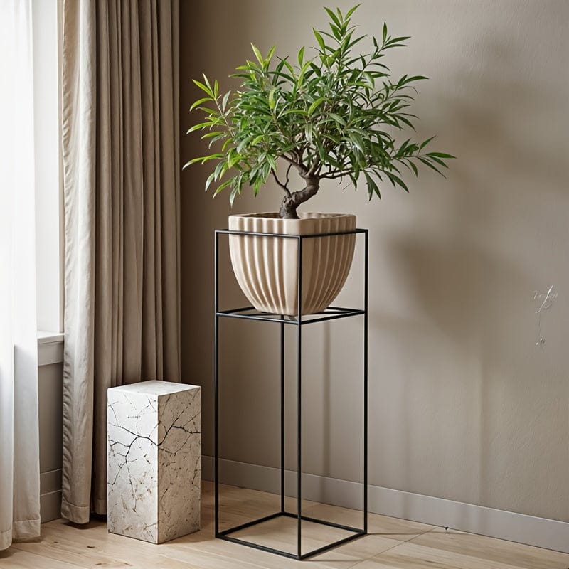 cache-pot sur pied noir et doré