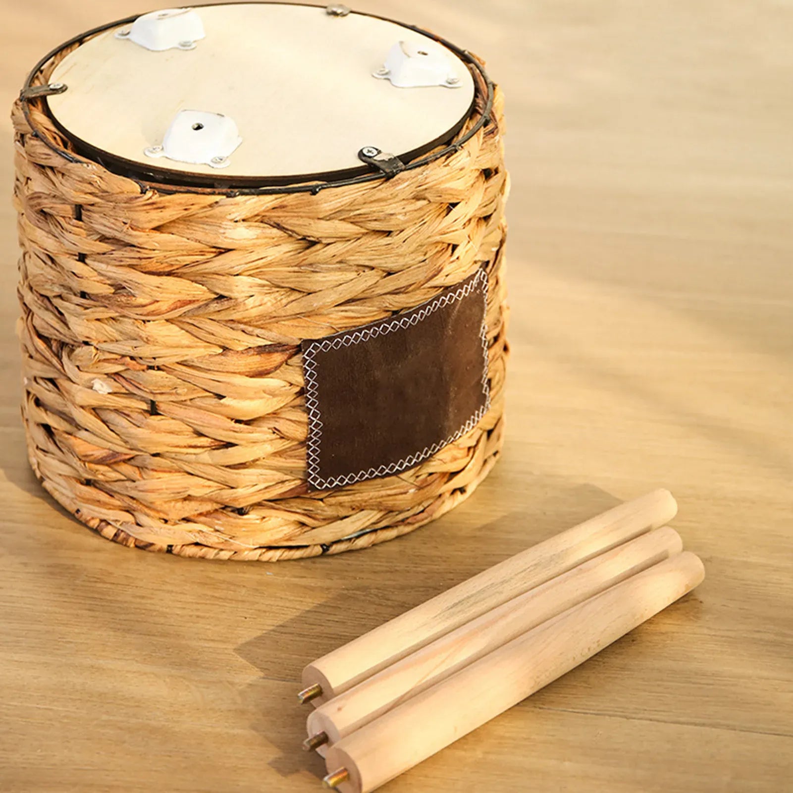 cache-pot tressé sur pied