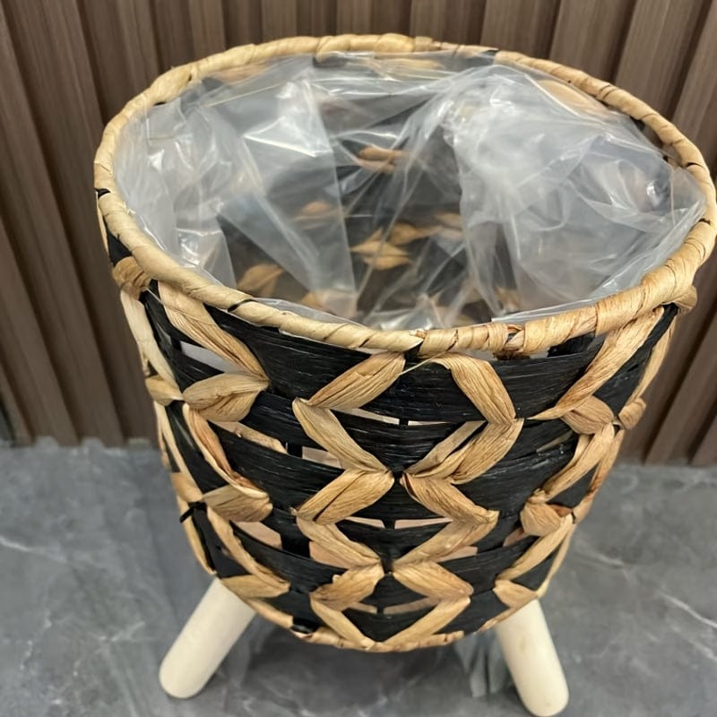 petit cache-pot sur pied noir tressé