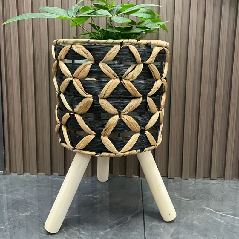 petit cache-pot sur pied noir tressé