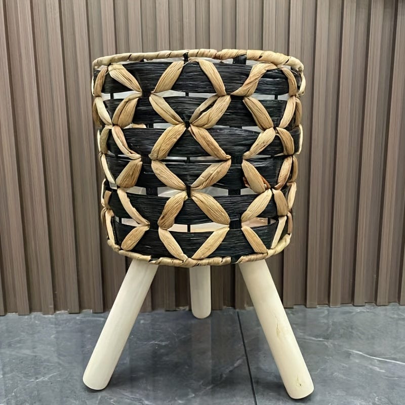 petit cache-pot sur pied noir tressé